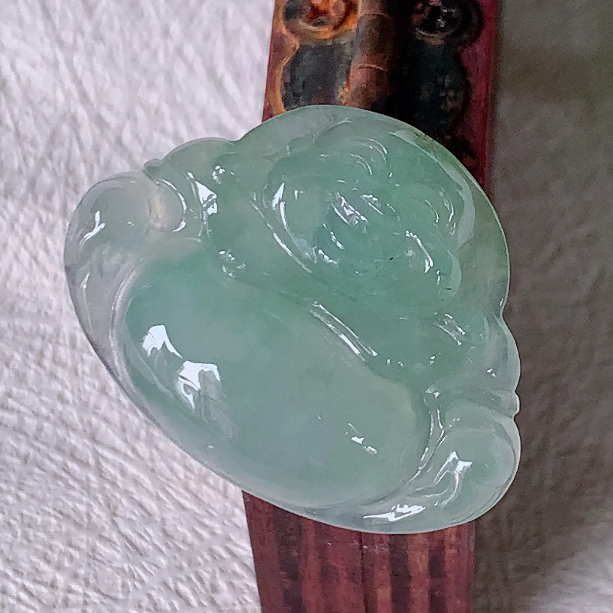 自然光实拍，冰种翡翠佛公，水灵起胶，翠色迷人，佛公在心中，一生平安，饱满圆润，开怀大笑佛公，配戴灵气十足！#46.10