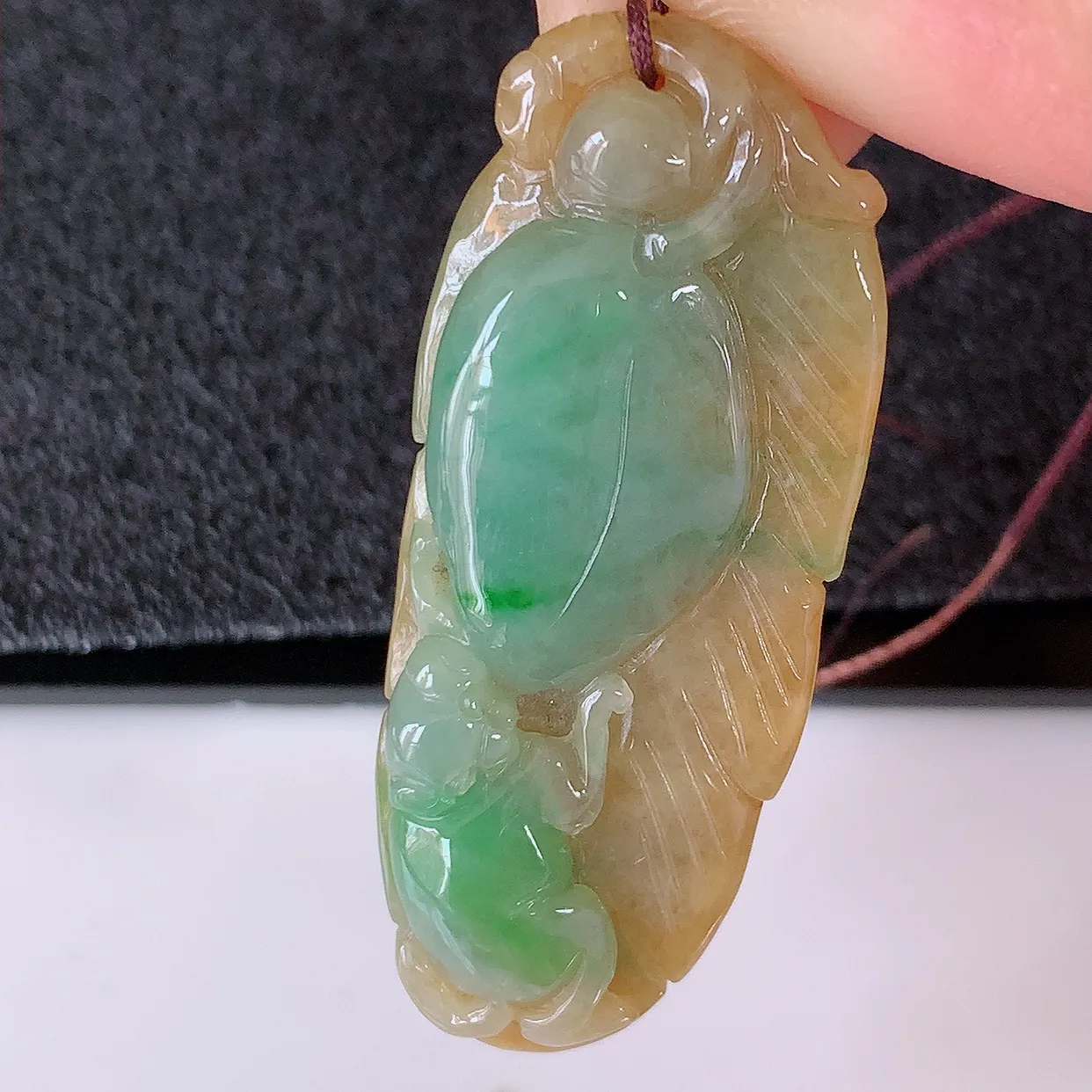 自然光实拍，冰润黄加绿翡翠生肖猴子吊坠，种老水足，雕工精湛 ，寓意美好，佩戴时尚出众！#05.10