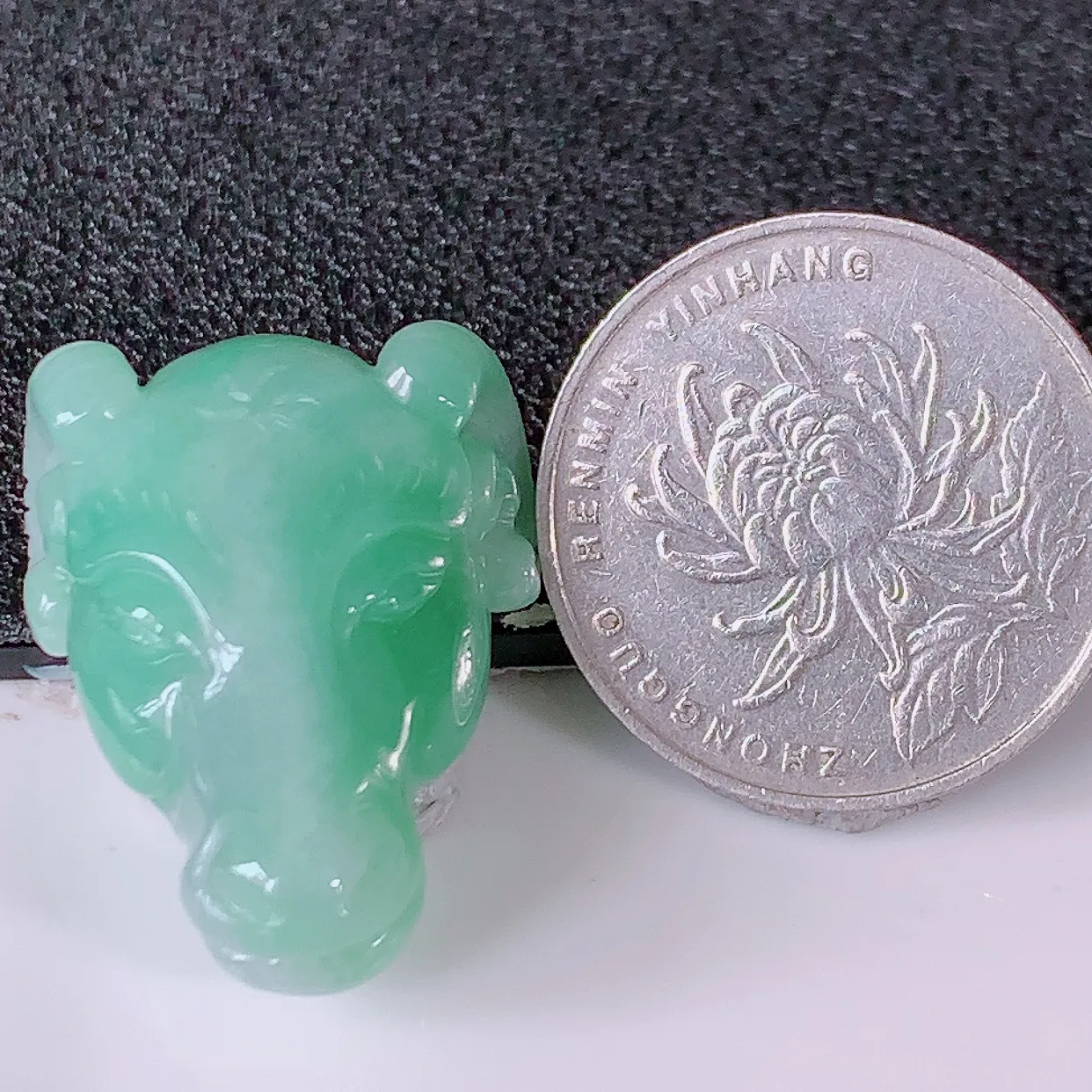 自然光实拍，冰润飘绿翡翠生肖羊头吊坠，种老水足，雕工精湛 ，寓意美好，佩戴时尚出众！#32.10