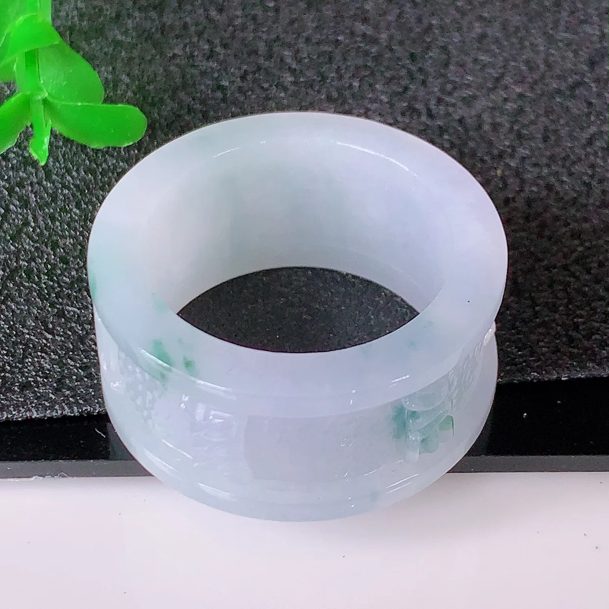 自然光实拍，28圈口，22mm内径冰紫罗兰飘花翡翠扳指，冰润指环，玉扳指，财源滚滚，玉质细腻起胶，种