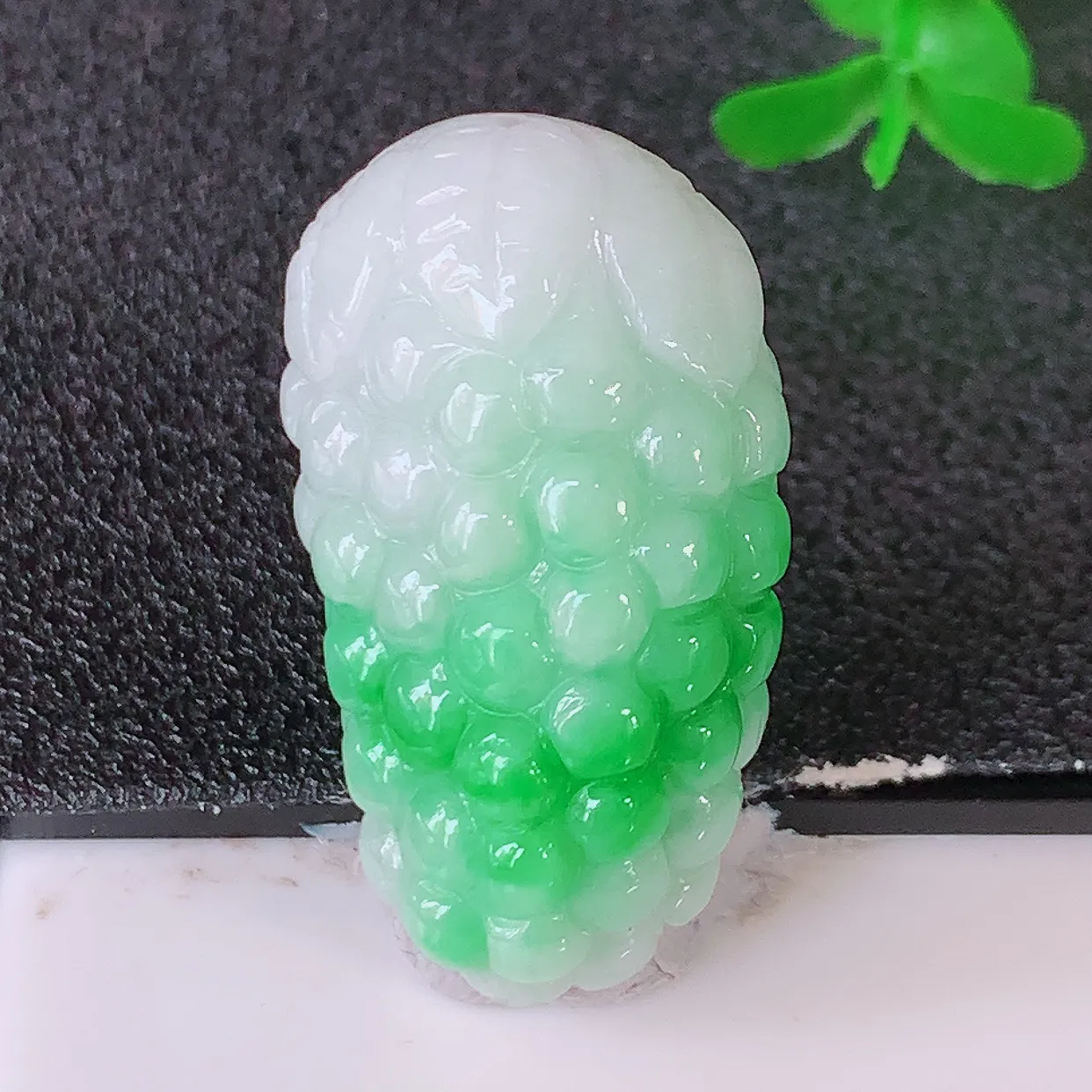 自然光实拍，冰润飘绿翡翠葡萄吊坠，多子多福，种老水足，雕工精湛 ，寓意美好，佩戴时尚出众！#1.10