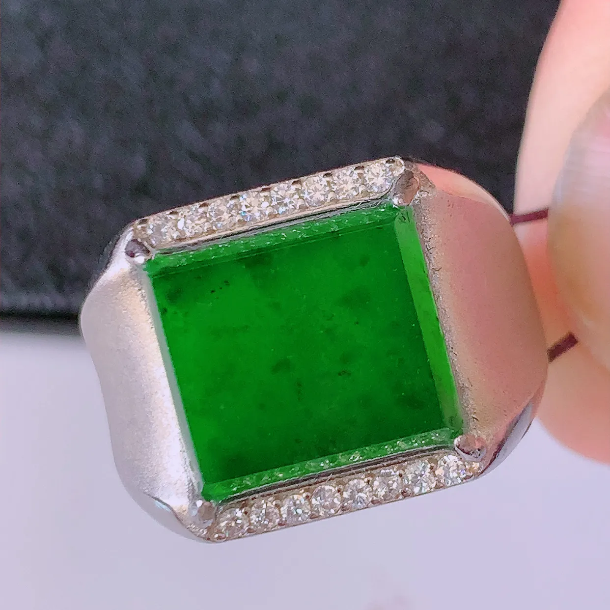 冰透满绿翡翠马鞍925银镶嵌戒指，自然光实拍，翠色灵动，颜色漂亮，种老水足，品相佳，佩戴佳品！#97.8（圈口可调大小）整体24.5-18-5裸石11.8-10.8