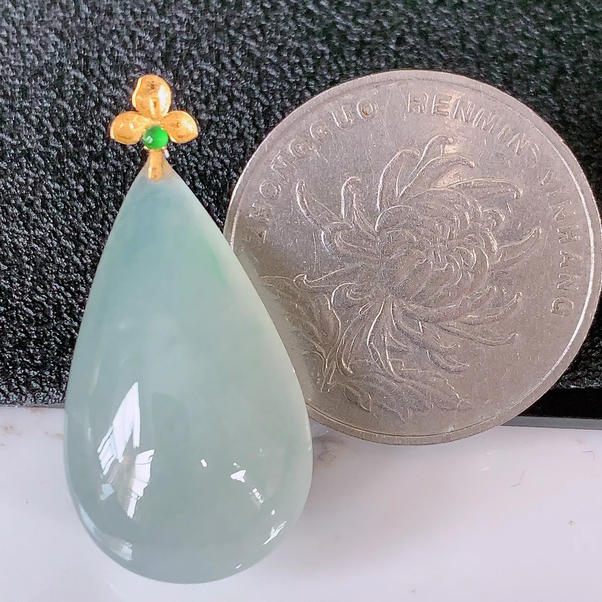 18k金镶嵌冰种翡翠水滴吊坠，沁人心脾，精致典雅的设计，为佩戴者，增添色彩，送礼自留都是佳品选择！#94.10