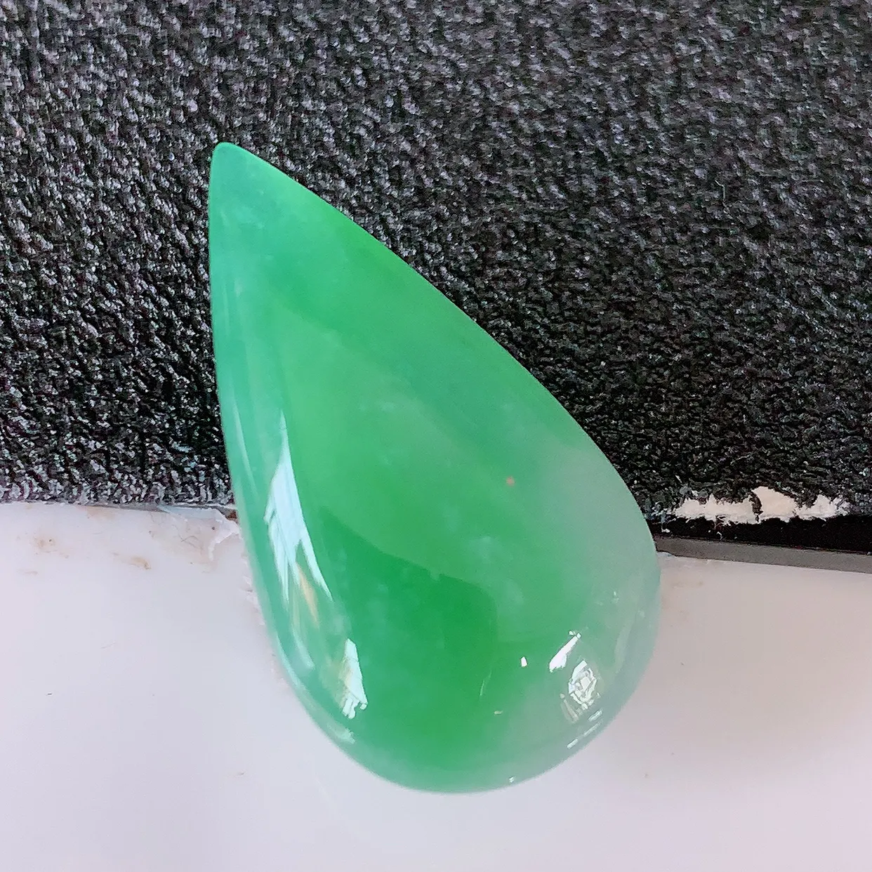 自然光实拍，冰润满绿翡翠水滴，种老水足，雕工精湛 ，寓意美好，镶嵌更靓，佩戴时尚出众！#94.10