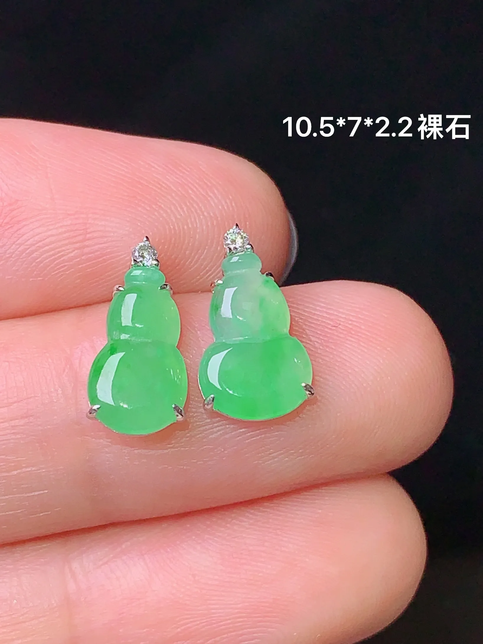 18k金钻镶嵌翠绿葫芦耳钉 玉质细腻 色泽清新艳丽 整体尺寸10.5*7*2.2