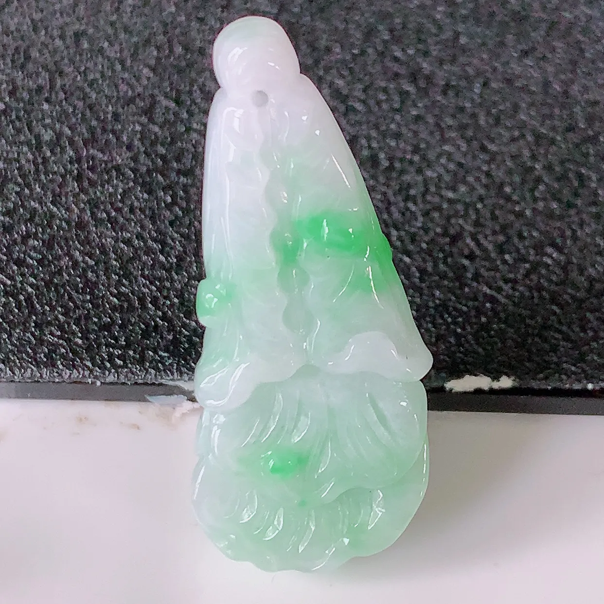 自然光实拍，冰润飘绿翡翠招百财白菜吊坠，百财聚来，财源滚滚，色泽鲜艳，精工水润的白菜，性价比高！#57.10