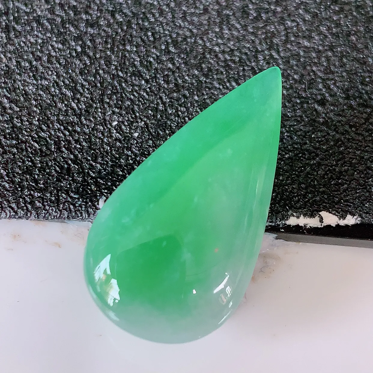 自然光实拍，冰润满绿翡翠水滴，种老水足，雕工精湛 ，寓意美好，镶嵌更靓，佩戴时尚出众！#94.10