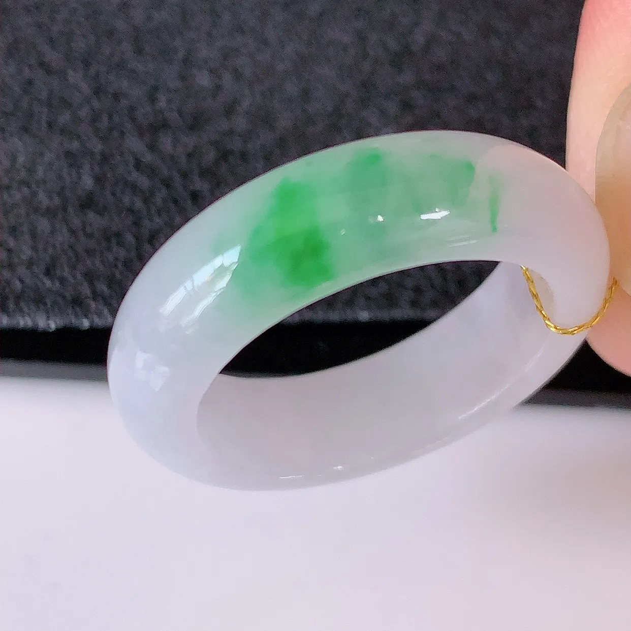 自然光实拍，18.8mm内径冰飘绿翡翠指环，玉戒指，玉质莹润，好精美好冰润的指环，19圈口，上手纤巧！#00.10尺寸18.8*6.2*3.5