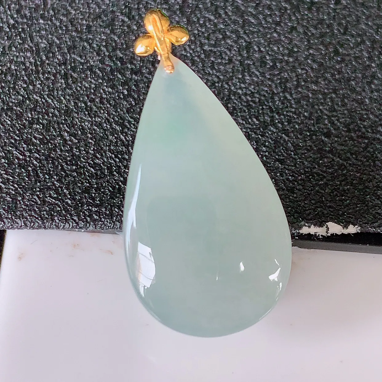 18k金镶嵌冰种翡翠水滴吊坠，沁人心脾，精致典雅的设计，为佩戴者，增添色彩，送礼自留都是佳品选择！#94.10