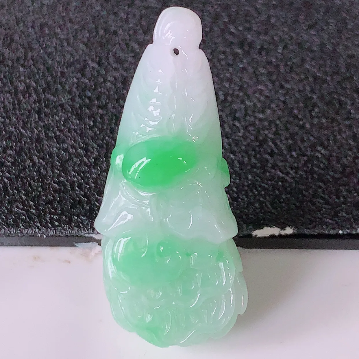 自然光实拍，冰润飘绿翡翠招百财白菜吊坠，百财聚来，财源滚滚，色泽鲜艳，精工水润的白菜，性价比高！#57.10