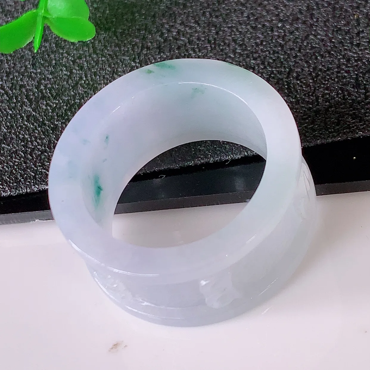 自然光实拍，28圈口，22mm内径冰紫罗兰飘花翡翠扳指，冰润指环，玉扳指，财源滚滚，玉质细腻起胶，种水好！#89.10尺寸22-13-3.6mm