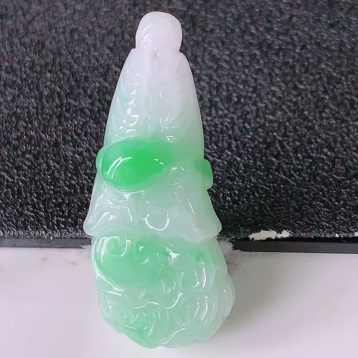 自然光实拍，冰润飘绿翡翠招百财白菜吊坠，百财聚来，财源滚滚，色泽鲜艳，精工水润的白菜，性价比高！#57.10
