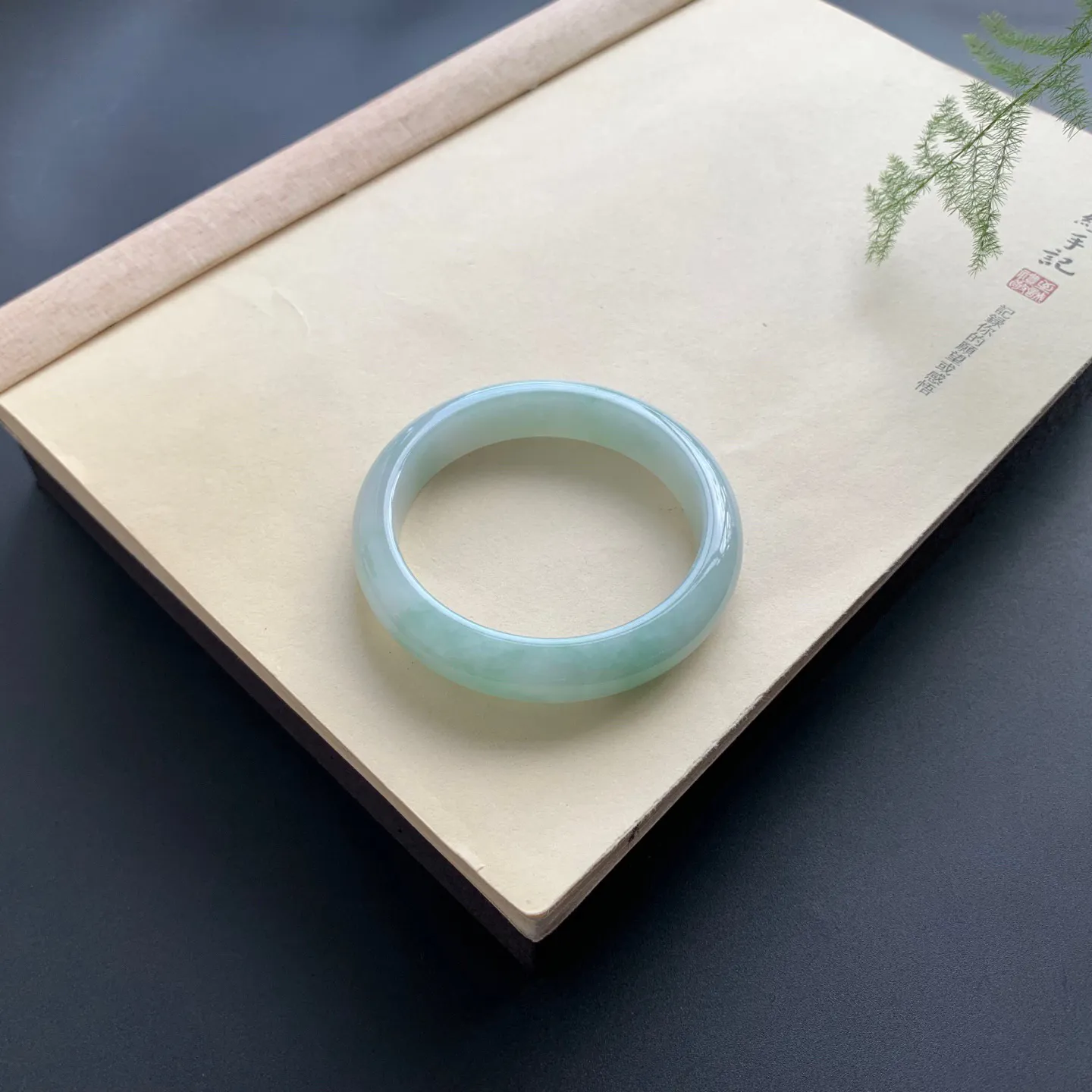 56.6圈口底色正圈手镯 尺寸：56.6-12.6-8，无纹裂，细腻光滑，色泽亮丽