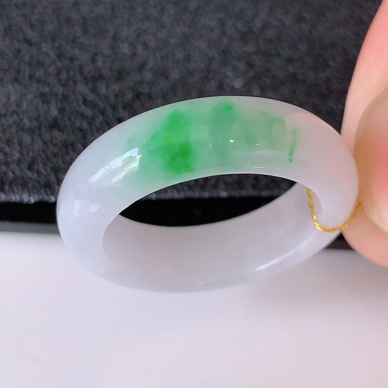 自然光实拍，18.8mm内径冰飘绿翡翠指环，玉戒指，玉质莹润，好精美好冰润的指环，19圈口，上手纤巧