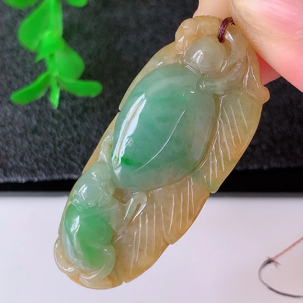 自然光实拍，冰润黄加绿翡翠生肖猴子吊坠，种老水足，雕工精湛 ，寓意美好，佩戴时尚出众！#05.10