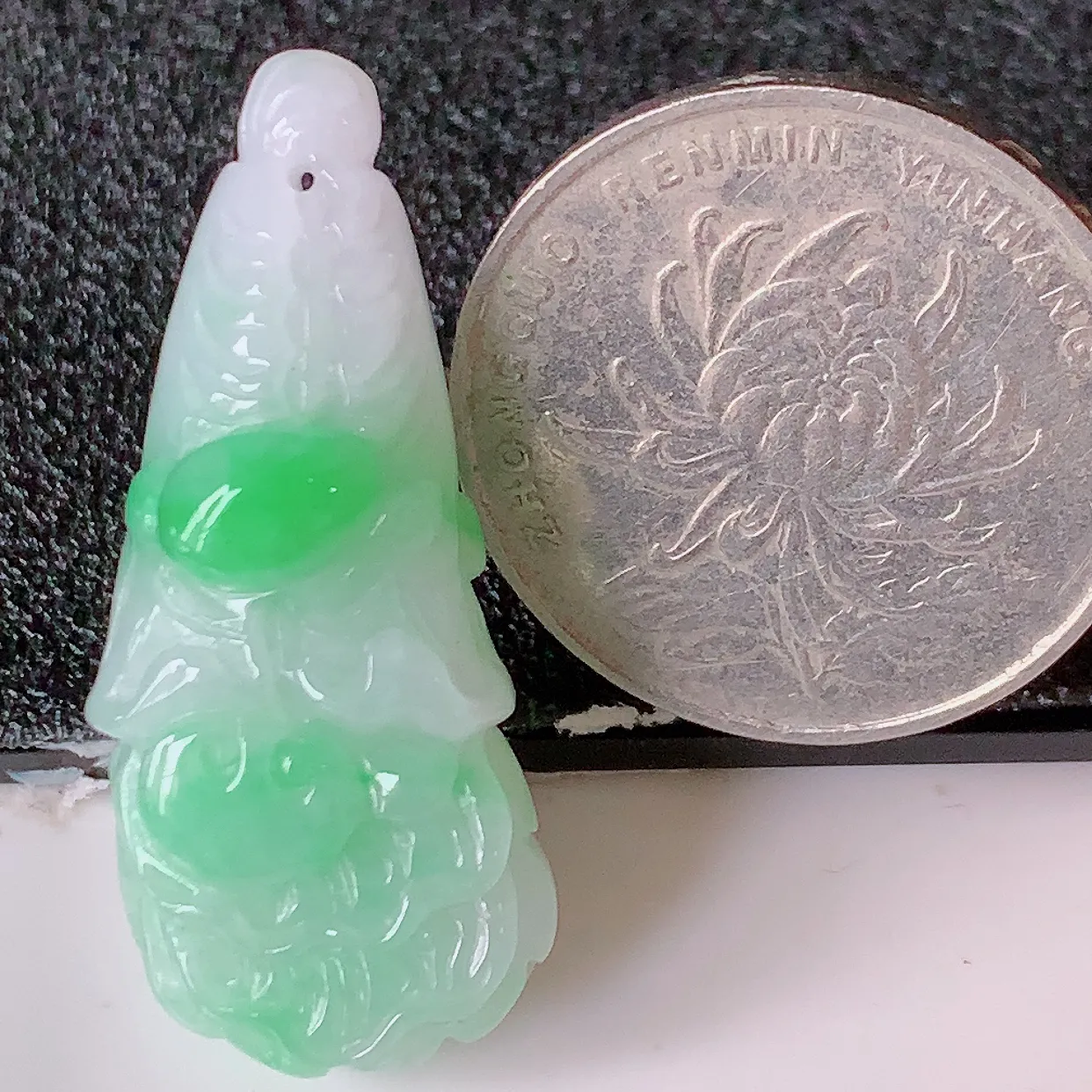 自然光实拍，冰润飘绿翡翠招百财白菜吊坠，百财聚来，财源滚滚，色泽鲜艳，精工水润的白菜，性价比高！#57.10
