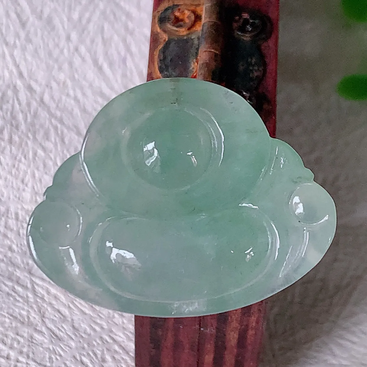 自然光实拍，冰种翡翠佛公，水灵起胶，翠色迷人，佛公在心中，一生平安，饱满圆润，开怀大笑佛公，配戴灵气十足！#46.10