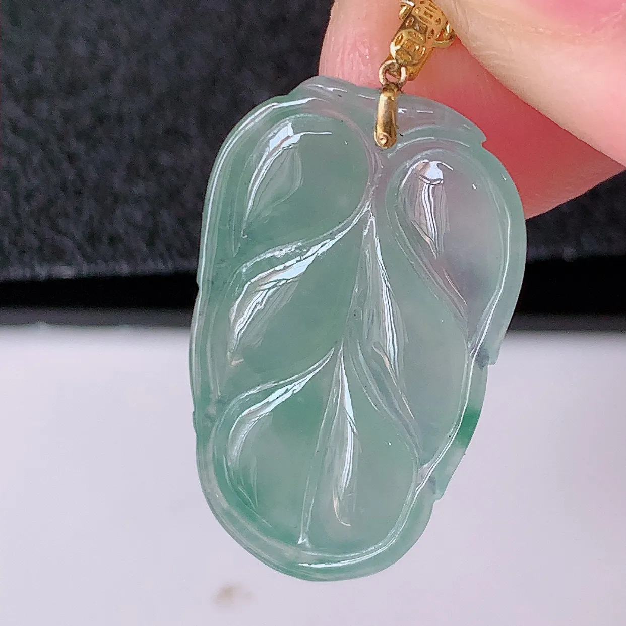 18K金镶嵌冰种叶子翡翠叶子吊坠 ，种水足，色泽清新，工艺精湛，叶子寓意美好；金枝玉叶，事业有成。#1.10