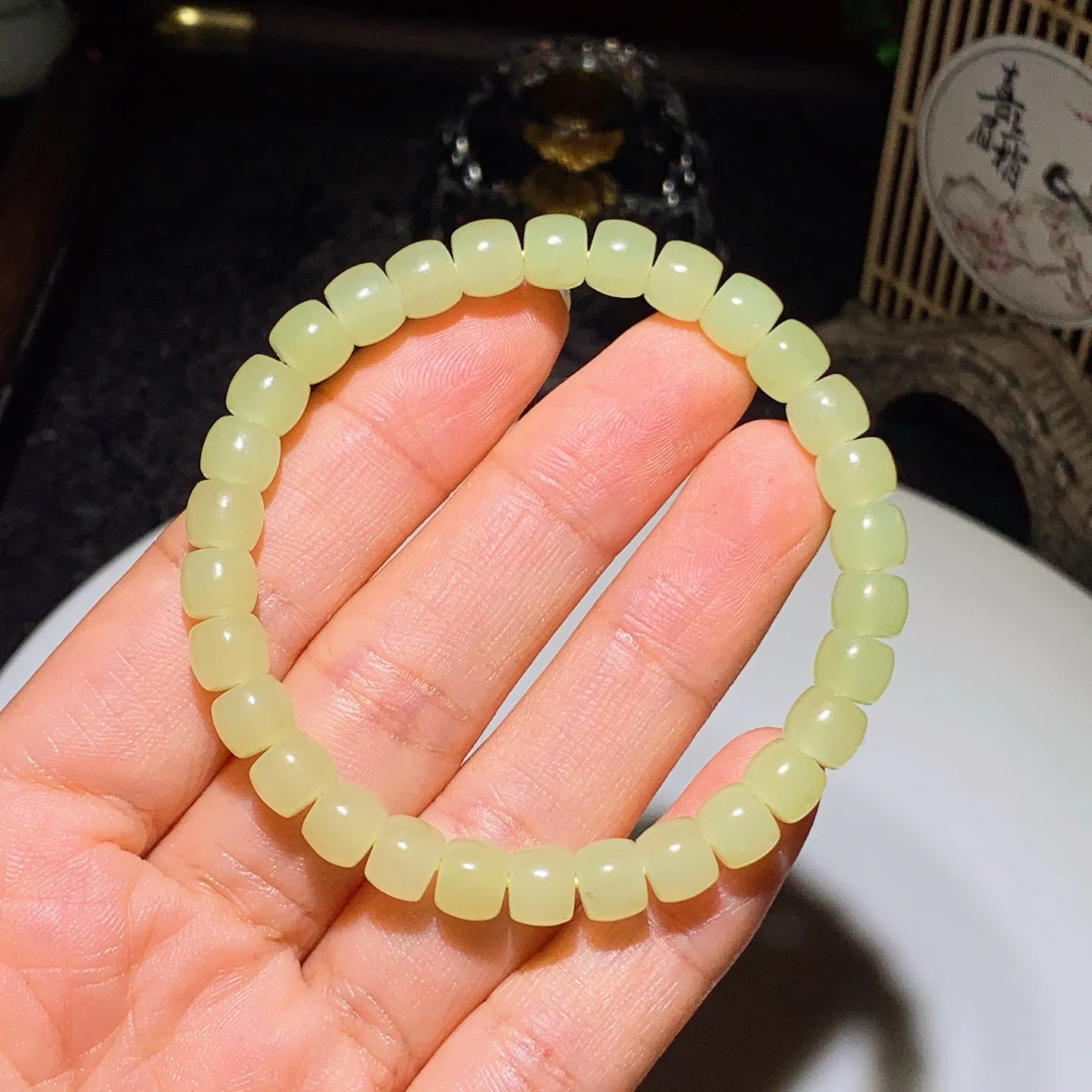 和田玉黄口料直切老型珠手串。 单颗尺寸6/7重16.6克。玉质细腻油润。手推出油。佩戴高端大气。251010
