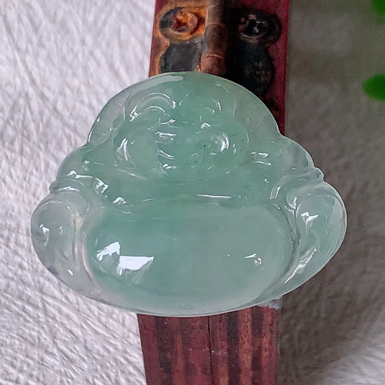 自然光实拍，冰种翡翠佛公，水灵起胶，翠色迷人，佛公在心中，一生平安，饱满圆润，开怀大笑佛公，配戴灵气