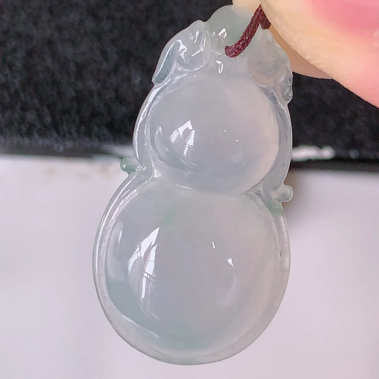 自然光实拍，冰种翡翠葫芦吊坠，寓意福禄双全，财源滚滚，清新脱俗，佩戴效果优雅迷人！#57.10