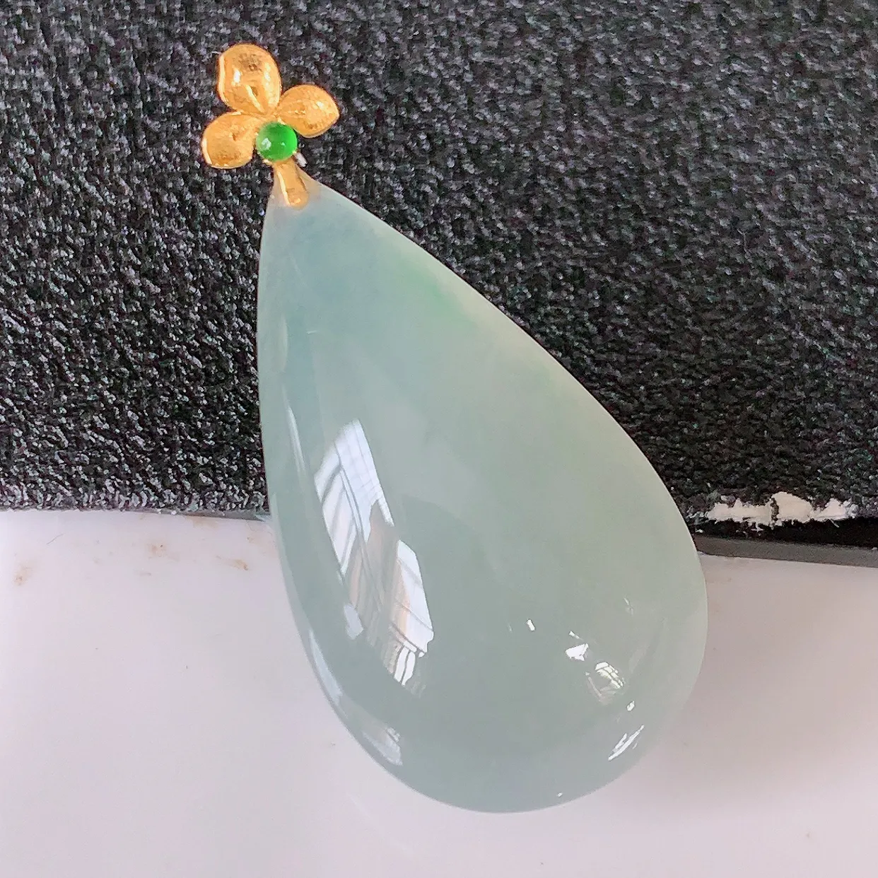 18k金镶嵌冰种翡翠水滴吊坠，沁人心脾，精致典雅的设计，为佩戴者，增添色彩，送礼自留都是佳品选择！#94.10