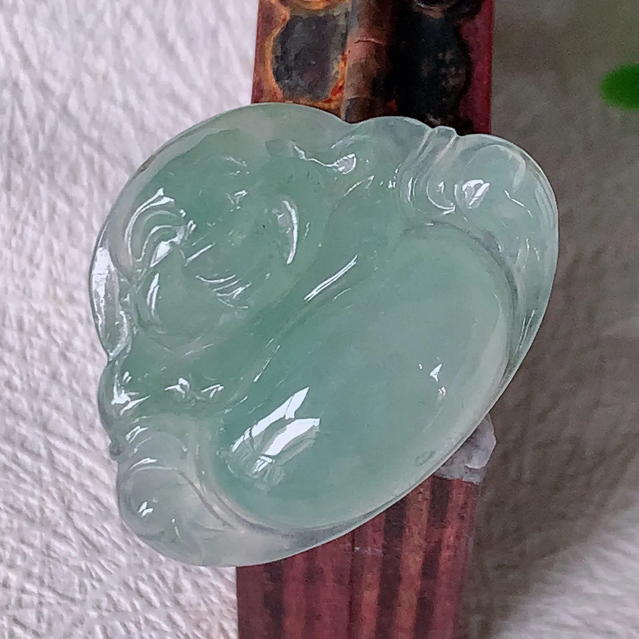 自然光实拍，冰种翡翠佛公，水灵起胶，翠色迷人，佛公在心中，一生平安，饱满圆润，开怀大笑佛公，配戴灵气十足！#46.10