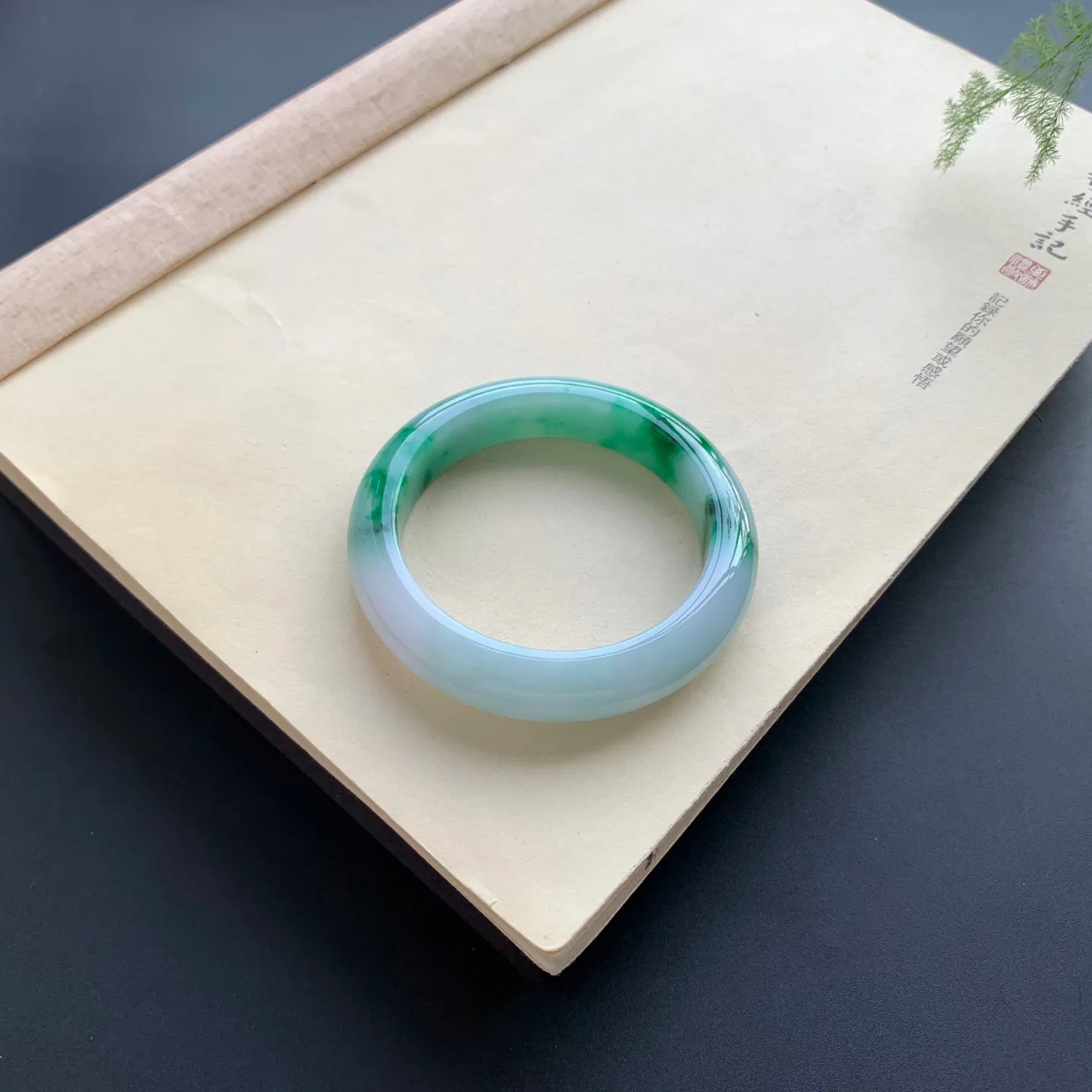 55.3圈口辣绿正圈手镯 尺寸：55.3-12.8-9.5，无纹裂，色辣靓丽，优美迷人