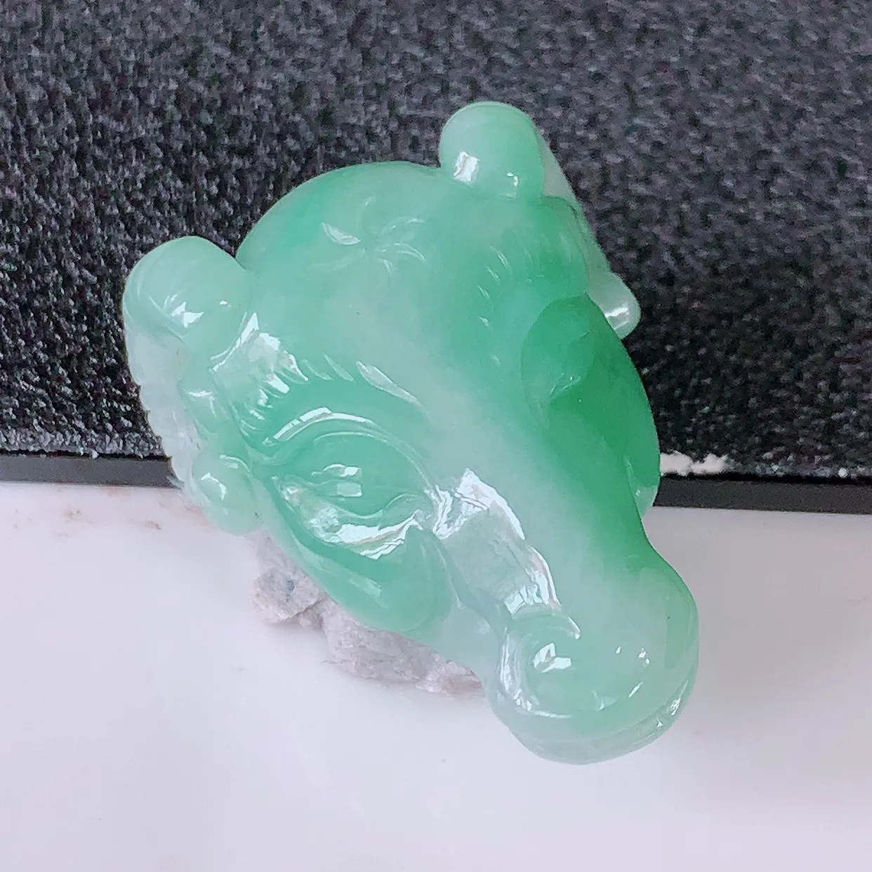 自然光实拍，冰润飘绿翡翠生肖羊头吊坠，种老水足，雕工精湛 ，寓意美好，佩戴时尚出众！#32.10