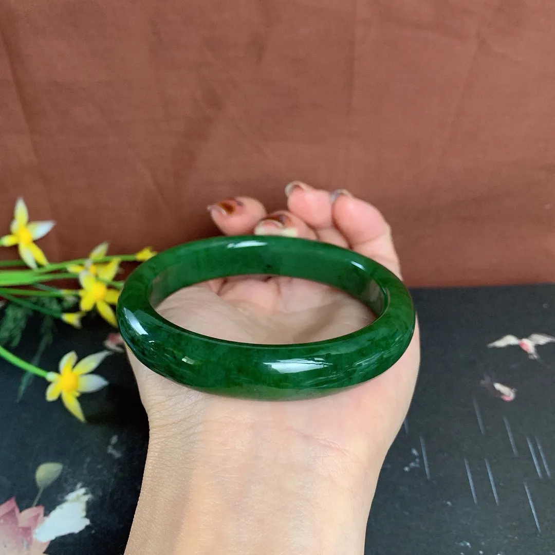 和田玉61圈口菠菜绿碧玉手镯！圈口61宽13玉质细腻油润 底色纯净 无裂无棉 脂粉好，品质高。