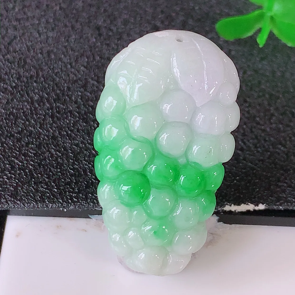 自然光实拍，冰润飘绿翡翠葡萄吊坠，多子多福，种老水足，雕工精湛 ，寓意美好，佩戴时尚出众！#1.10