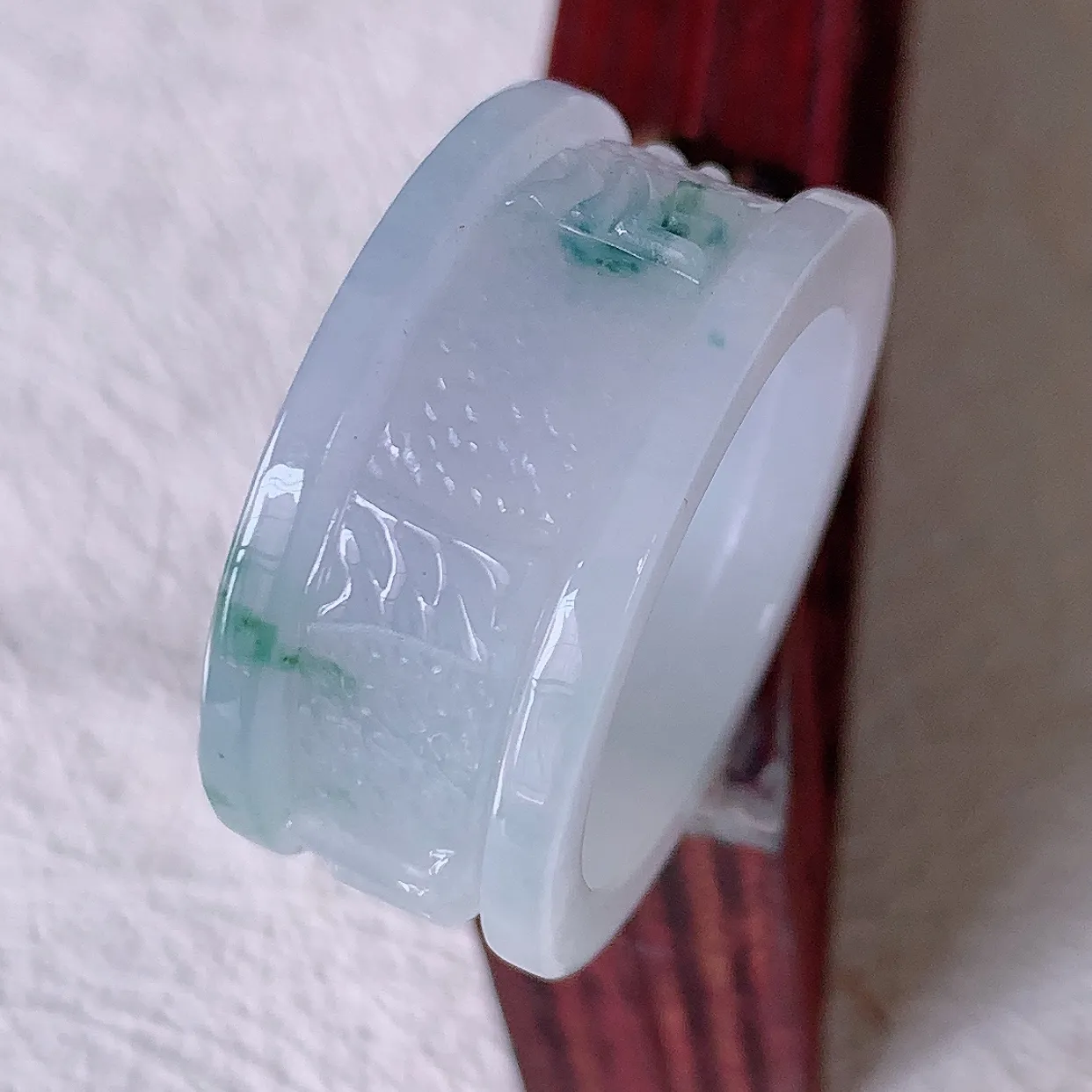自然光实拍，22mm内径冰紫罗兰飘花翡翠扳指，冰润指环，玉扳指，财源滚滚，玉质细腻起胶，28圈口，种水好！#89.10尺寸22-13-3.7