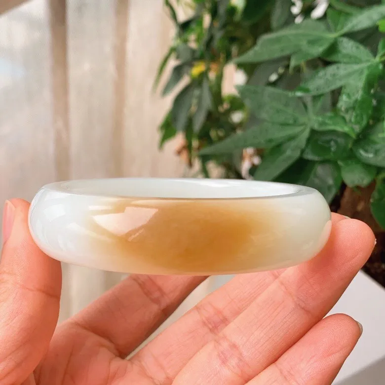 59圈口。新疆和田玉且末糖羊脂白玉手镯。且末糖一口糖手镯。圈口59条宽17厚10重89.9克。白度一
