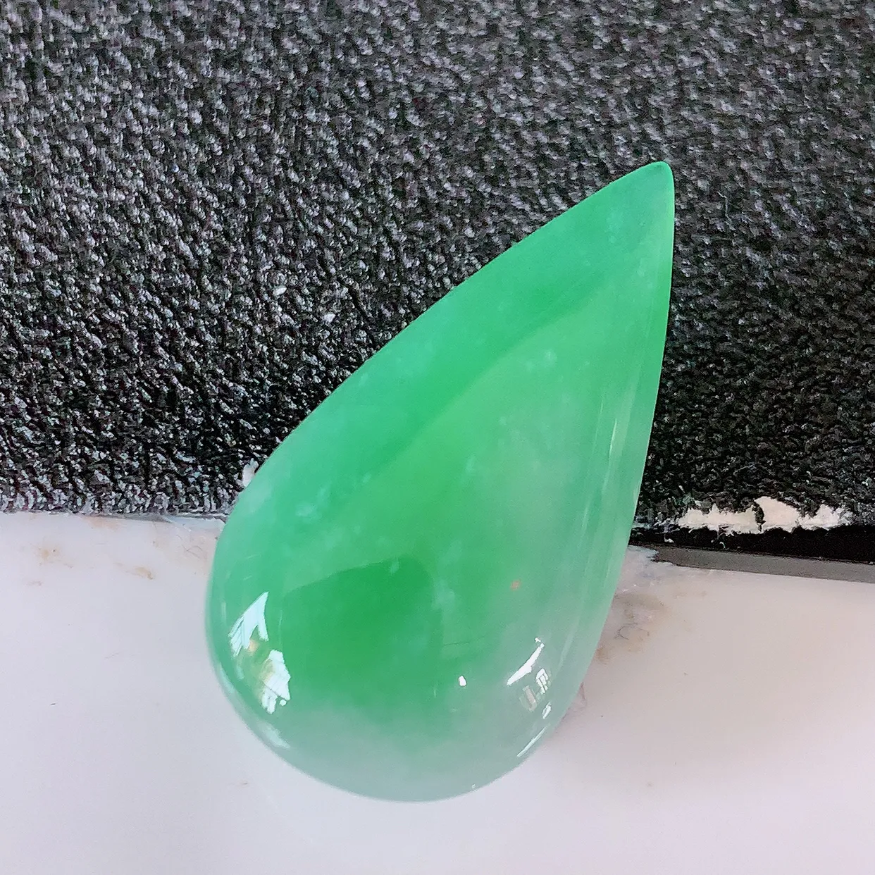 自然光实拍，冰润满绿翡翠水滴，种老水足，雕工精湛 ，寓意美好，镶嵌更靓，佩戴时尚出众！#94.10