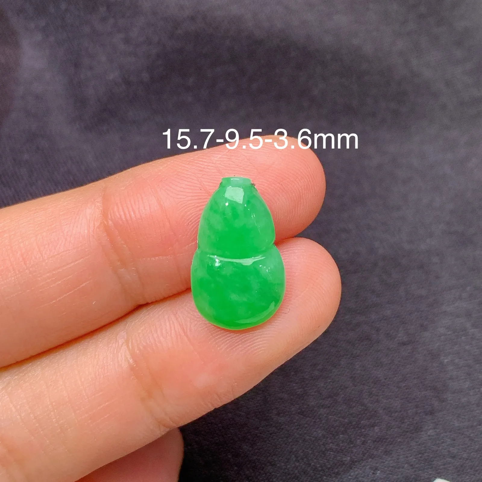 阳绿葫芦，镶嵌佳品，冰润色阳，种水足 尺寸15.7*9.5*3.6
