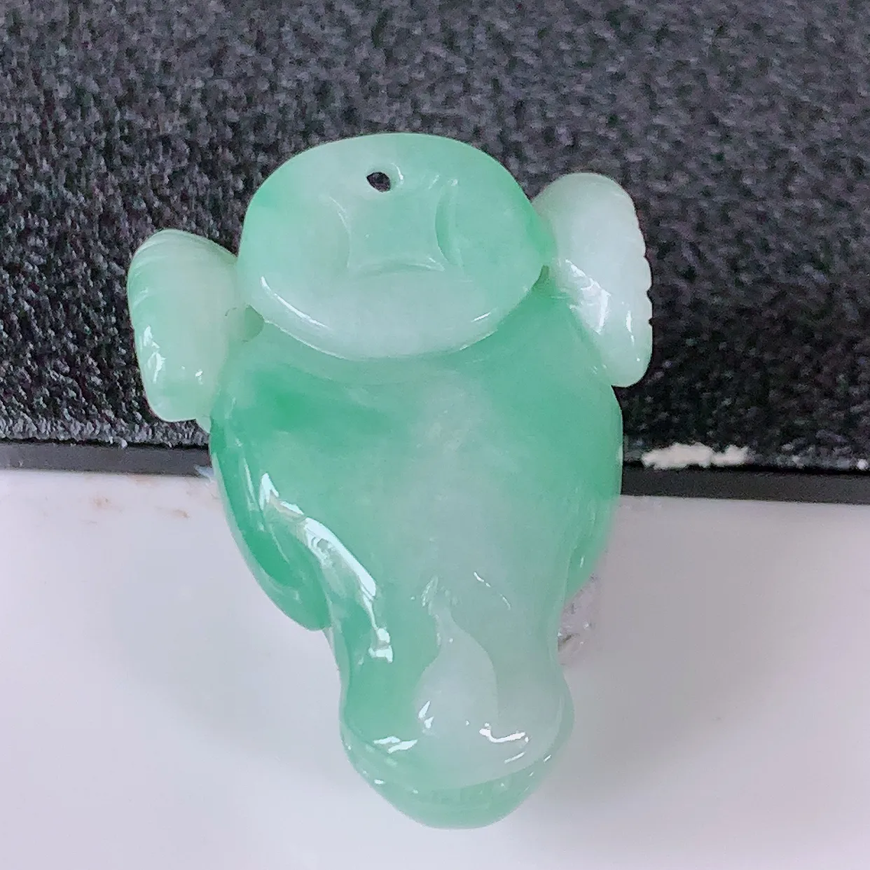 自然光实拍，冰润飘绿翡翠生肖羊头吊坠，种老水足，雕工精湛 ，寓意美好，佩戴时尚出众！#32.10
