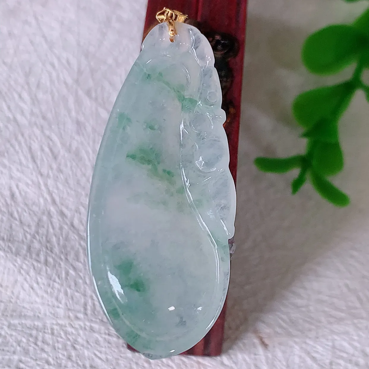 18K金镶嵌冰种飘花翡翠招财福瓜吊坠，精美饱满福瓜，种水足，形态圆润饱满，福相十足 ！#00.10