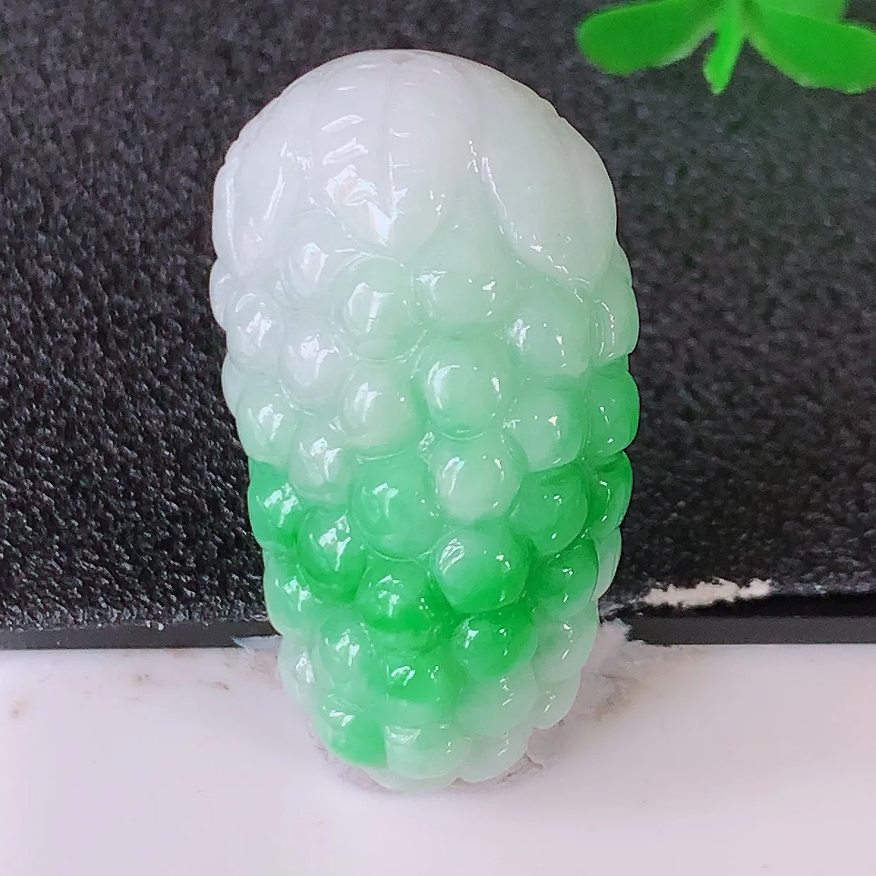 自然光实拍，冰润飘绿翡翠葡萄吊坠，多子多福，种老水足，雕工精湛 ，寓意美好，佩戴时尚出众！#1.10
