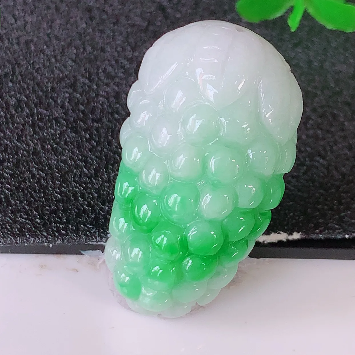 自然光实拍，冰润飘绿翡翠葡萄吊坠，多子多福，种老水足，雕工精湛 ，寓意美好，佩戴时尚出众！#1.10