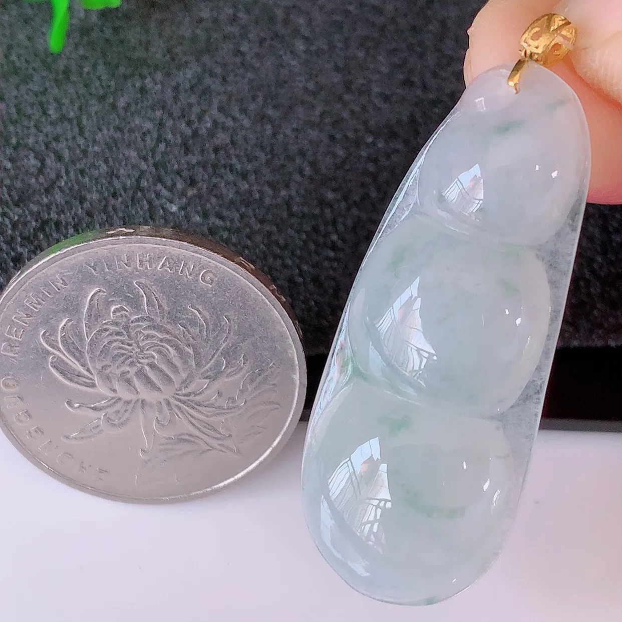 18K金镶嵌冰种飘花翡翠四季豆吊坠，平安豆福豆玉坠，冰润通透，豆粒饱满，寓意：豆蔻年华！#49.10