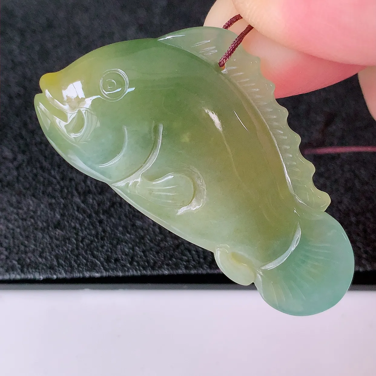 自然光实拍，冰润黄加绿翡翠年年有余，自由自在玉吊坠，寓意财源广进，雕工婉约，栩栩如生，佩戴优雅迷人！#32.10