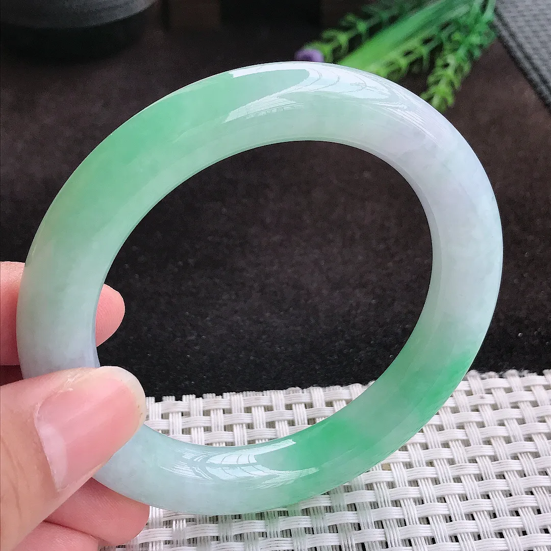 自然光58.5/11.2/11老坑精美温润飘阳绿圆条手镯玉镯子美人镯手环