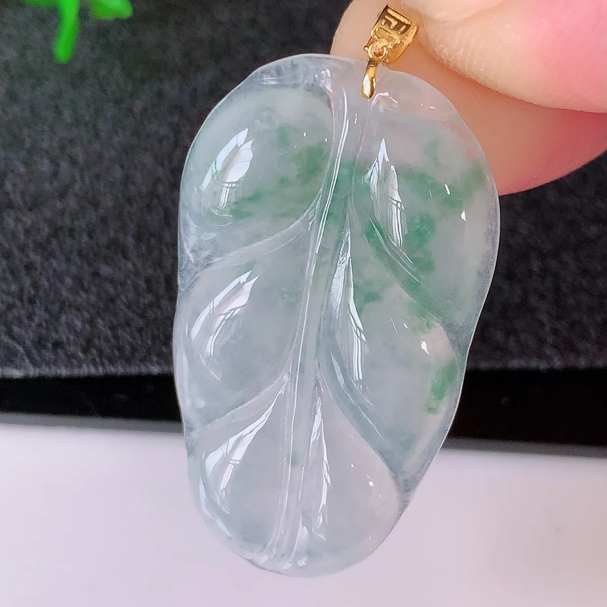 18K金镶嵌冰种飘花翡翠叶子吊坠 ，种水足，色泽清新，工艺精湛，叶子寓意美好；金枝玉叶，事业有成。#49.10