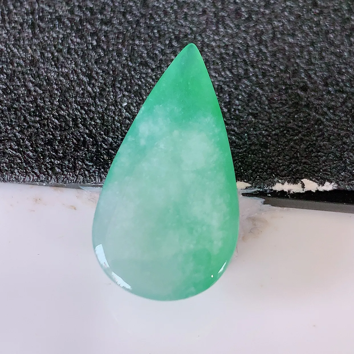 自然光实拍，冰润满绿翡翠水滴，种老水足，雕工精湛 ，寓意美好，镶嵌更靓，佩戴时尚出众！#94.10