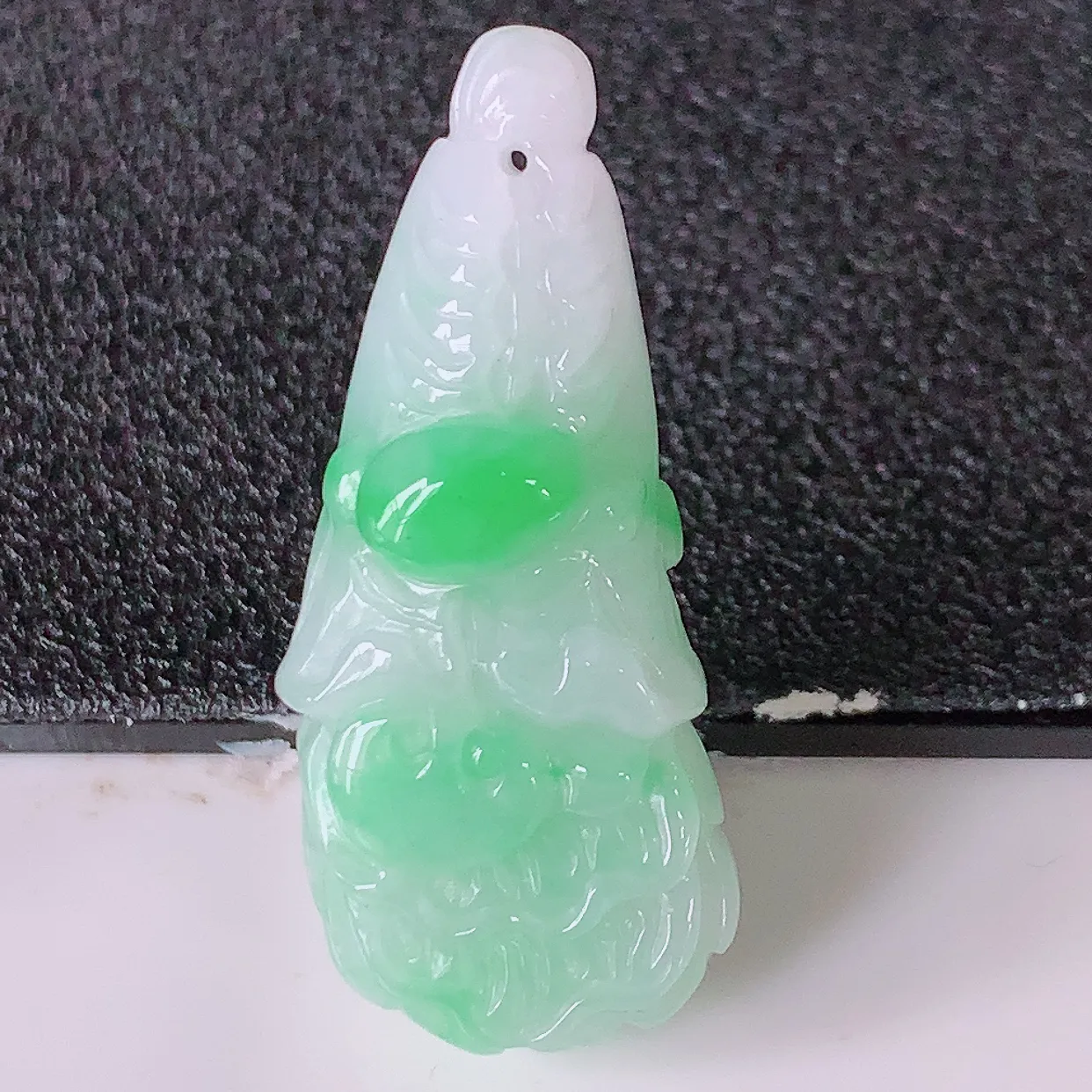 自然光实拍，冰润飘绿翡翠招百财白菜吊坠，百财聚来，财源滚滚，色泽鲜艳，精工水润的白菜，性价比高！#5