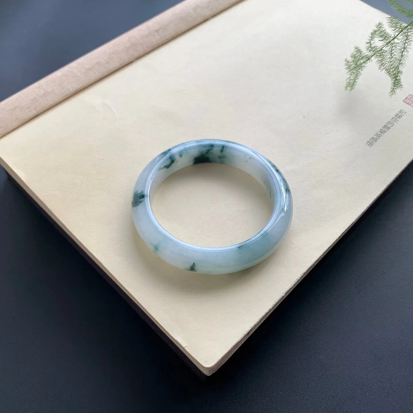 55.5圈口飘花正圈手镯 尺寸：55.5-12-8.5，无纹裂，细腻光滑，花色浓郁
