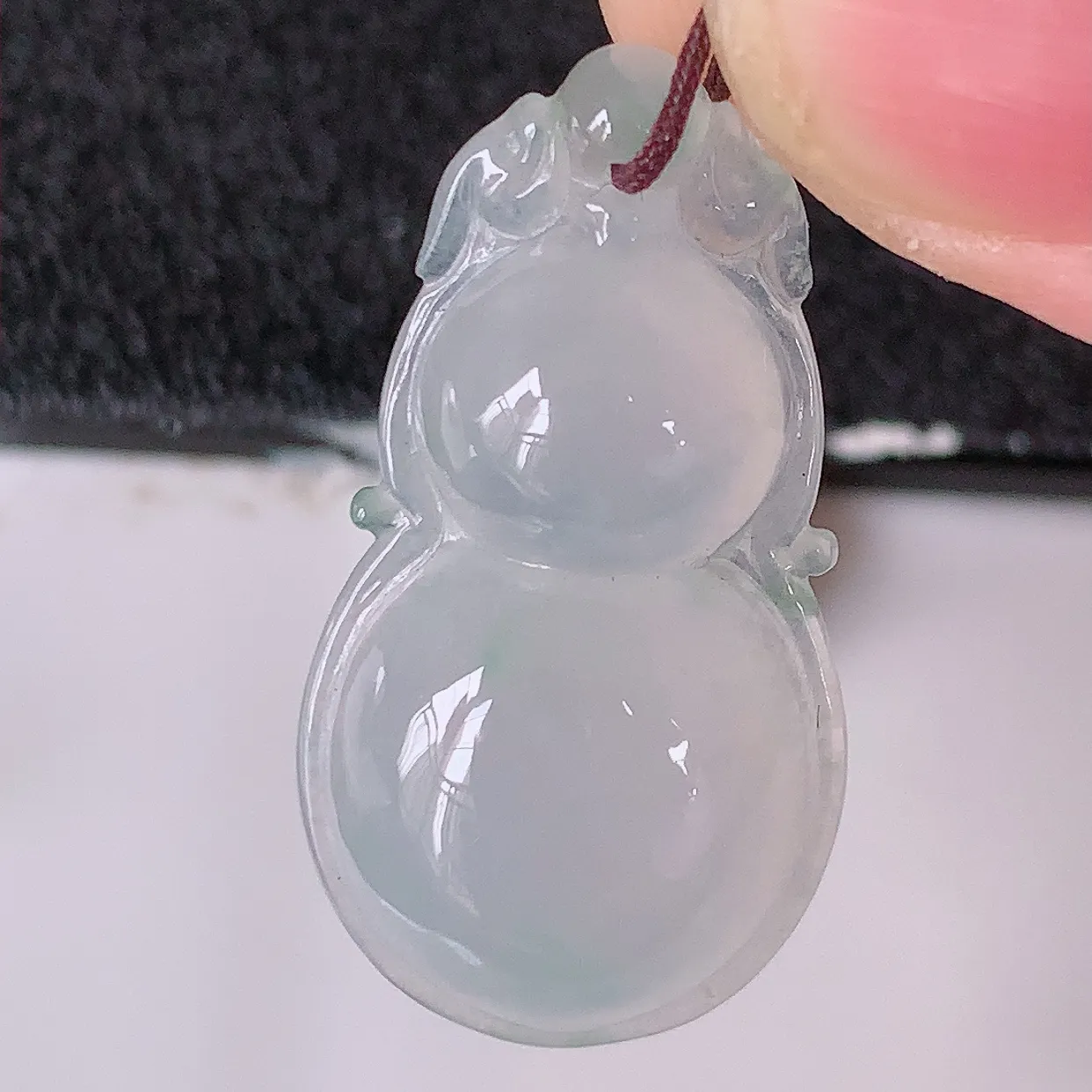 自然光实拍，冰种翡翠葫芦吊坠，寓意福禄双全，财源滚滚，清新脱俗，佩戴效果优雅迷人！#57.10