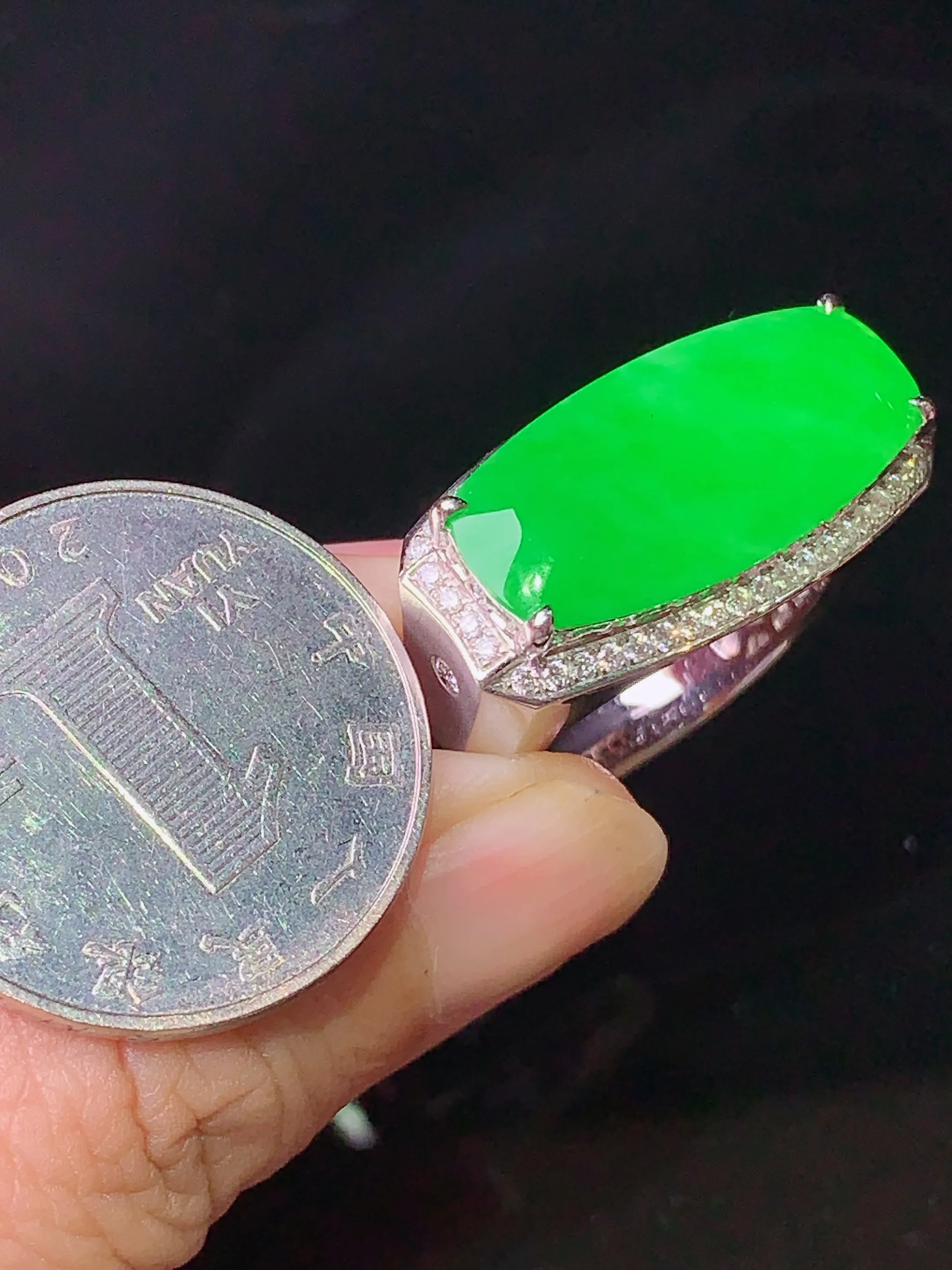 18k金钻镶嵌满绿马鞍戒指 玉质细腻 色泽清新艳丽 圈口20.5 整体尺寸13.6*26*8