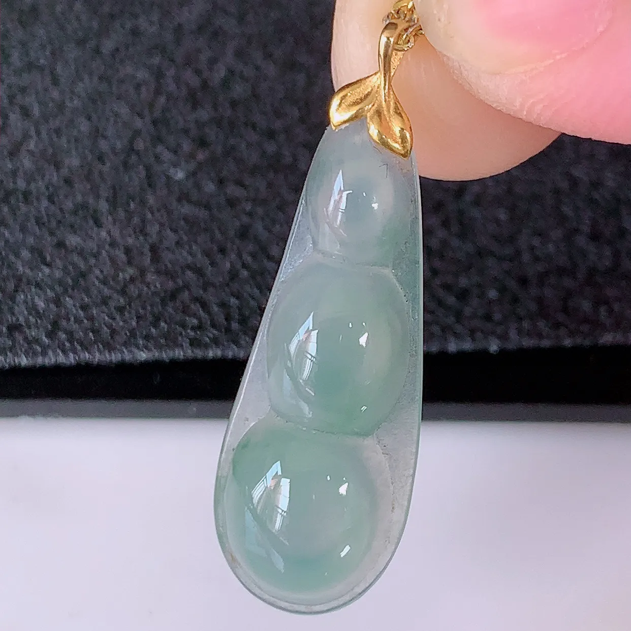 18K金镶嵌冰种飘花翡翠四季豆吊坠，平安豆福豆玉坠，冰润通透，豆粒饱满，寓意：豆蔻年华！#12.10