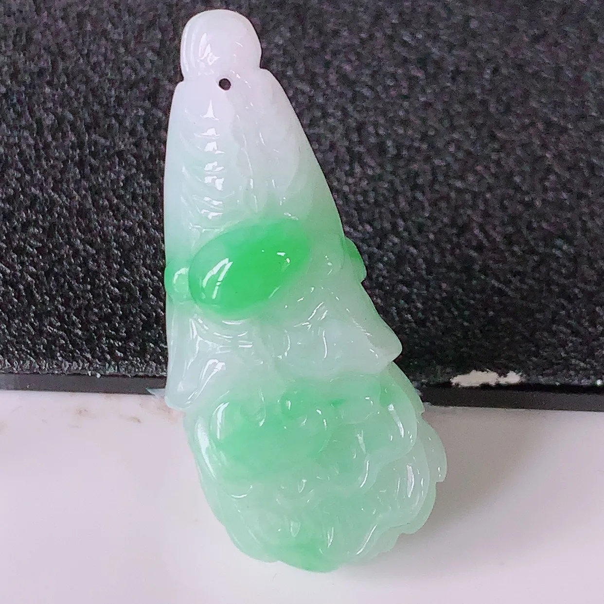 自然光实拍，冰润飘绿翡翠招百财白菜吊坠，百财聚来，财源滚滚，色泽鲜艳，精工水润的白菜，性价比高！#57.10